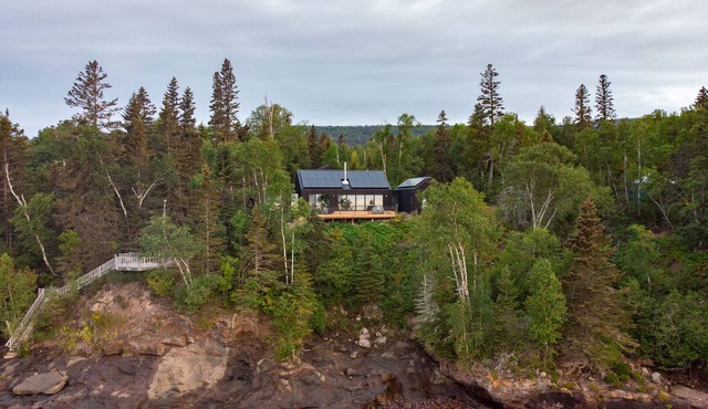Modern, eco-friendly home on Lake Superior and 5 min to Lutsen ski hill!