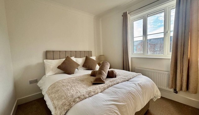 Modern Exeter Townhouse 3 Double Beds | M5 Access