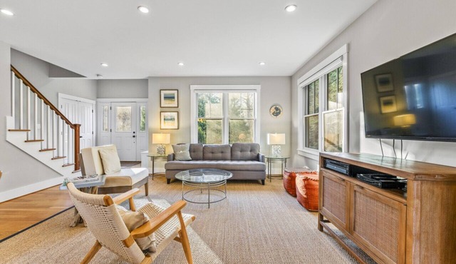 Modern Family Home Walkable to Town