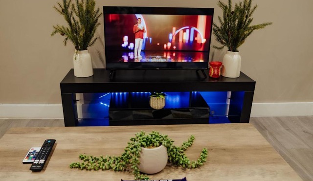 Modern Flat l Molineux 5 Min l Smart TV l WiFi l Free Parking