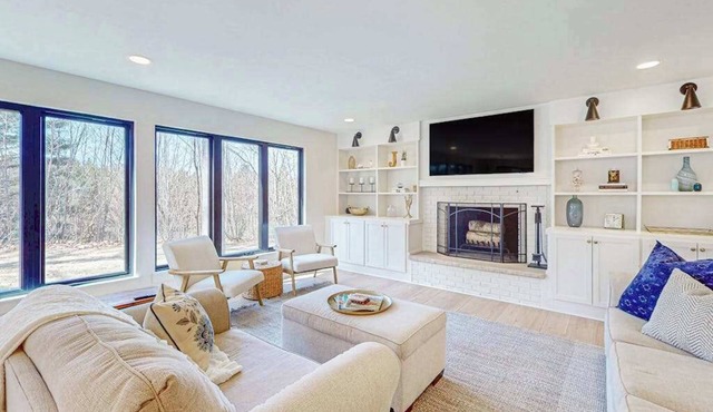 Modern Home in the woods w/a large patio, gas grill, & near the lake
