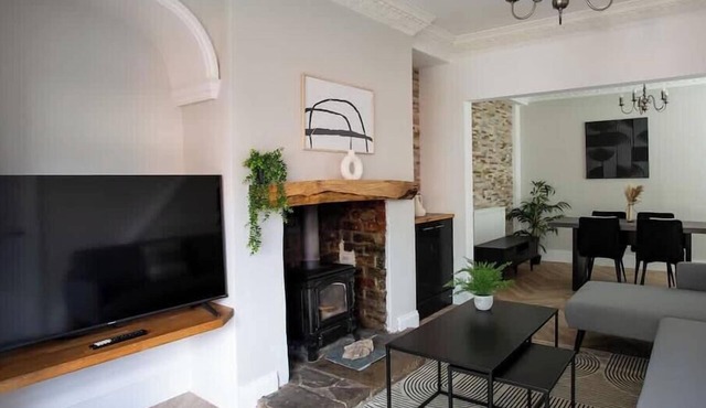Modern Interior | 5 Mins to Metro Centre | WiFi