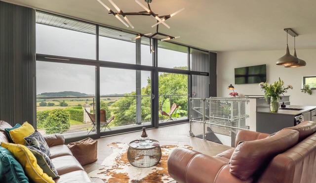 Modern, open plan property outside Exeter, panoramic sea and estuary views.