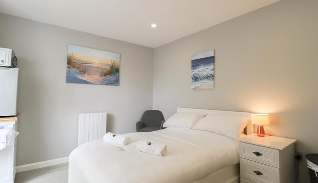 Modern Room with Private Outdoor space - Pass the Keys