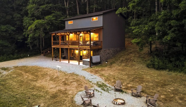 Modern Rustic Retreat ~Newly Built with Hot Tub and EV charger, ~6mi to Ash Cave