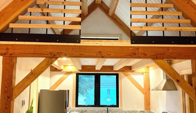 Modern Seacoast Loft. Walk to Portsmouth & Kittery!