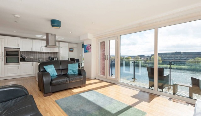 Modern, spacious 3-bedroom apartment in the heart of Glasgow's city centre. Sleeps 7.