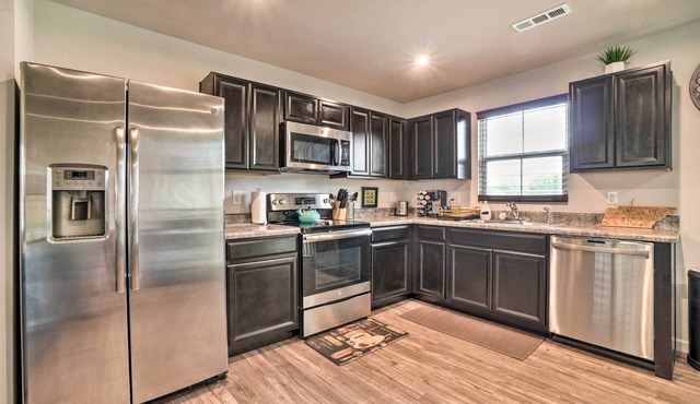 Modern Townhome ~ 7 Mi to Downtown Nashville!