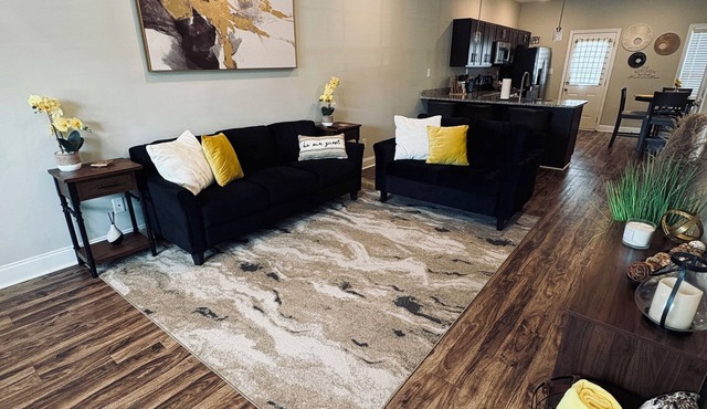 Modern Townhome, King Bed, Near Shops & I-24. 25 Mins to Ft. Campbell