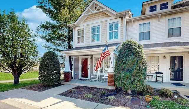 Modern townhome with on-site golf & pool - water views, W/D, & central AC