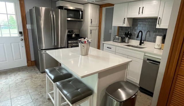 Modern Updated Apartment/Private Parking, Yard, Grill, Firepit - Resort Living!