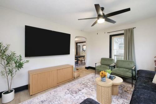 Modernized Historical Home in Downtown Medina with Hot Tub