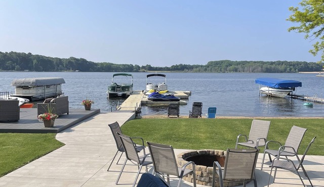 Mona Lake Living - Awesome lake frontage with kid friendly beach