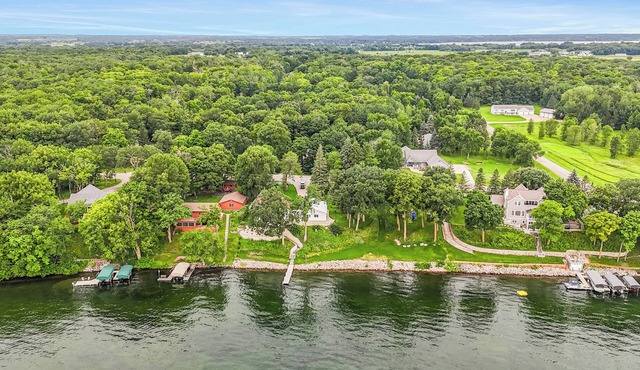 Moonglade House on Lake Carlos