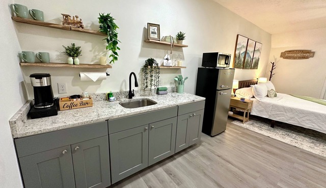 Moonville Getaway in Hocking Hills OH - Chic 1 King Bed Apartment WiFi and AC
