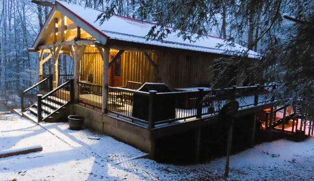 Moore Hollow Cabin in the Heart of Hocking Hills-Cozy, Private, Wooded Retreat!