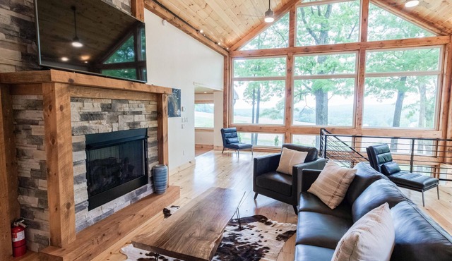 Mount Nittany Lodge - Luxury Mountaintop Home, Chef's Kitchen, 5 BR's 4 Baths