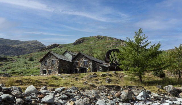 Mountain cottage for 4 with hot tub, waterwheel and stunning views