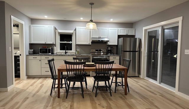Mountain Retreat-Scenic Views-Charming 3-bedroom House-WiFi, AC, Family Room