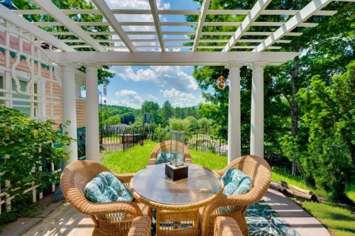 Mountain Views: Beautiful Nestlenook Farm Home!
