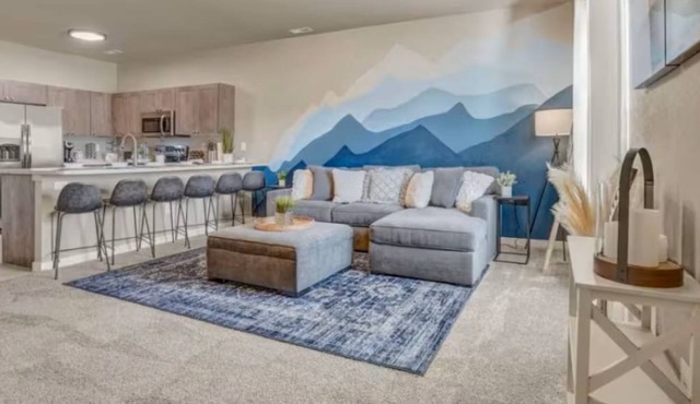 Mountain Views/Newly Furnished/2-car Garage