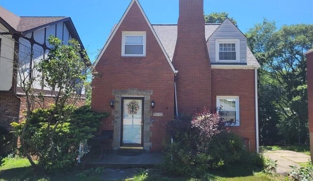 Mt. Lebo Home, visiting family or going to game on North Shore/walk to trolley!