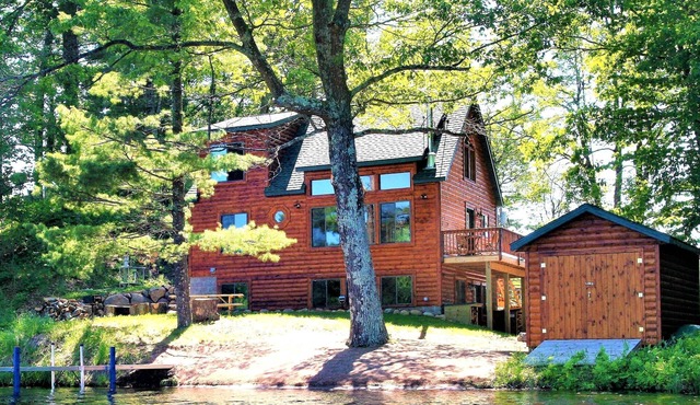 Must See - Beautiful Lakefront Cabin - Stunning Year-Round Views - Private Lake!