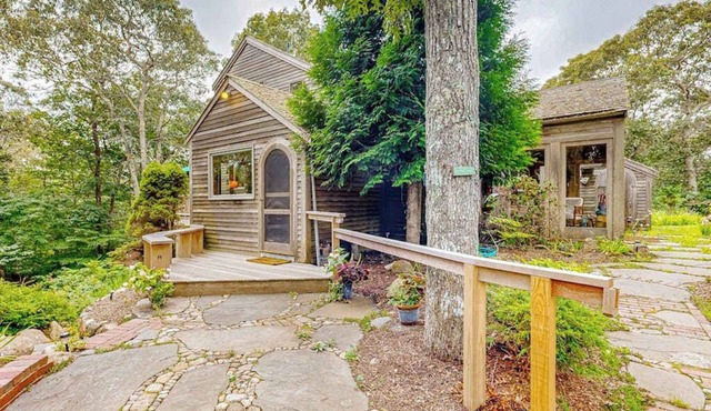 Nana’s Treehouse | House with spacious deck, grills, outdoor shower & W/D