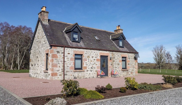 NANVILLE, pet friendly, character holiday cottage in Beauly