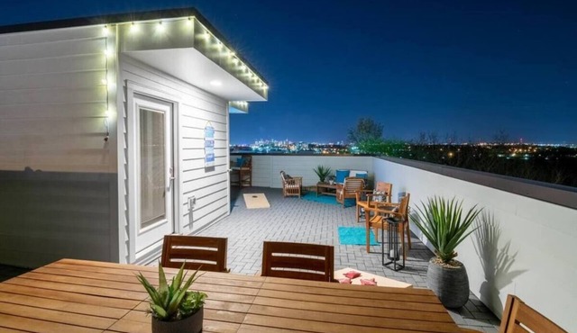 Nashville Skyline View with a Rooftop Deck that Sleeps 12 People
