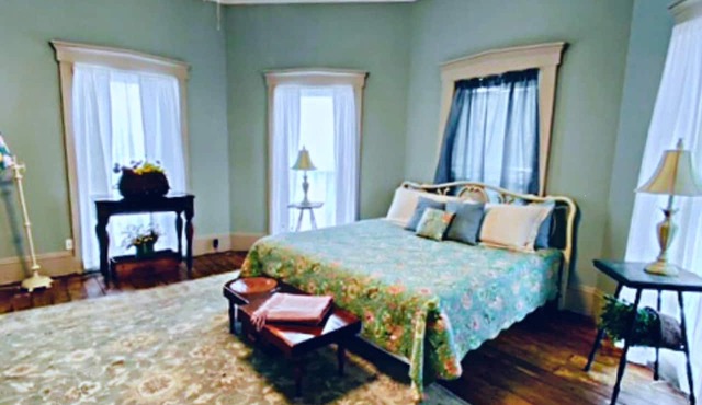Nashville Suite #2: Pet Friendly, Steps Away from Shops and Restaurants.