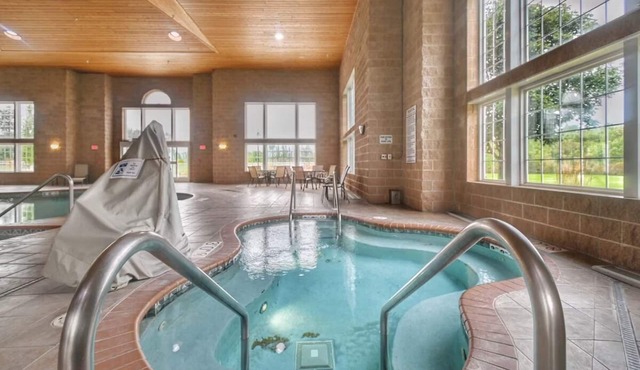 Nature Family Getaway! 2 Spacious Suites w/Pool, Spa & Free Parking!