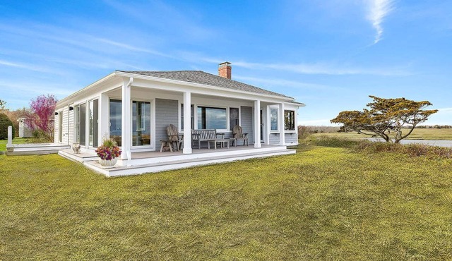 Nauset Harbor Cottage: 112-O Charming Coastal Retreat with Breathtaking Views – East Orleans