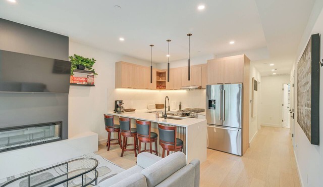 Near Biotechs & MIT: Cozy Condo w/Fireplace