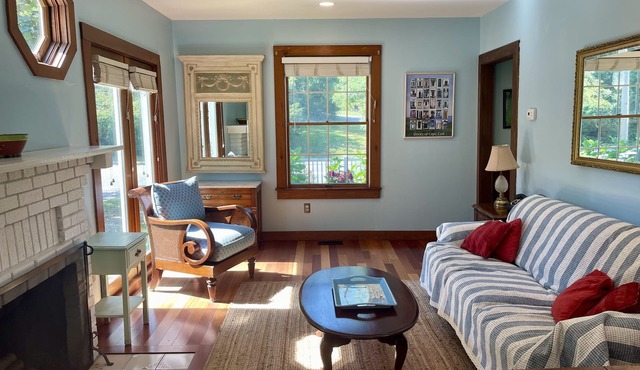 Near Chapoquoit & Old Silver! Walk to Beach, Bike Path, Market, Ice Cream, Cafe