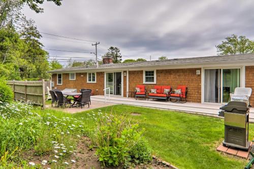 Near Craigville Beach & Main St! Sunny Cottage