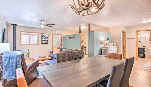 Near Hiking & Main St! Mtn-view Red River Retreat