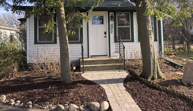 Near lakefront 2 bed cozy cottage Pet friendly Quiet family respite modern clean
