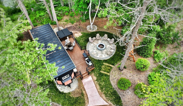 Near Pictured Rocks and trails, access to AuTrain river, with private hot tub