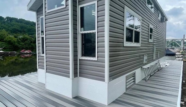 Near Pittsburgh on Beaver River Waterfront - Glamping in Cozy Floating Cottage