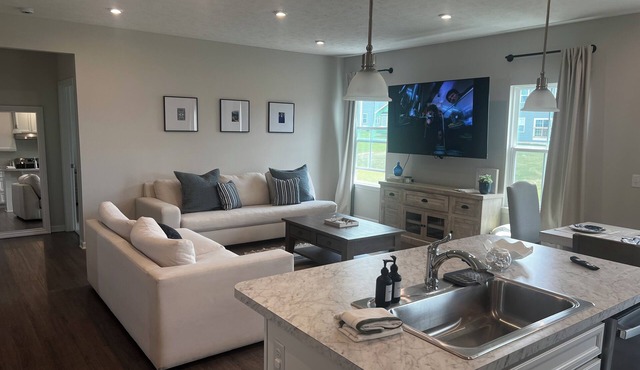 New 2024 Luxury 3BR Home Near Downtown Wooster & College