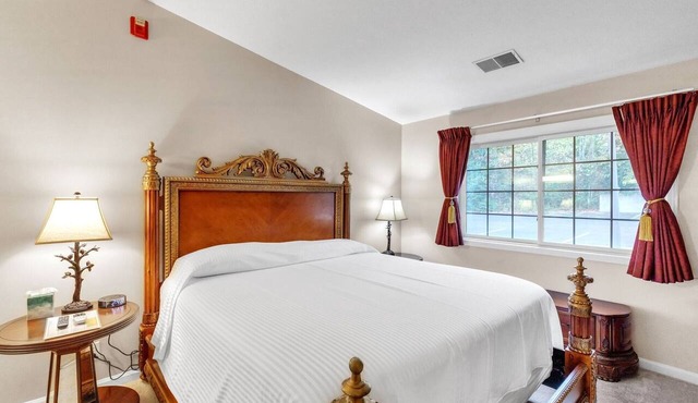 NEW! 3rd Floor Back Side Penthouse Suite - 307 by Grand Wood Suites