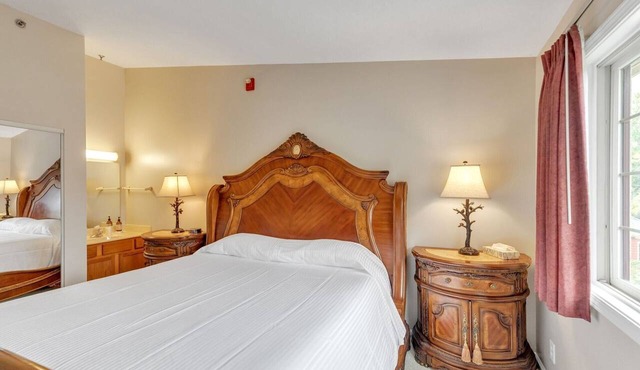 NEW! 3rd Floor Front Side Penthouse Suite - 302 by Grand Wood Suites