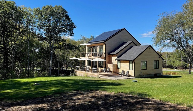 New 5-bedroom house with secluded yard, deck & access to private beach & dock