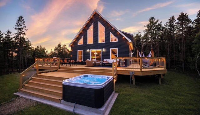 NEW - Acadia Retreat - Hot Tub, Deck, Games - Sleeps 16