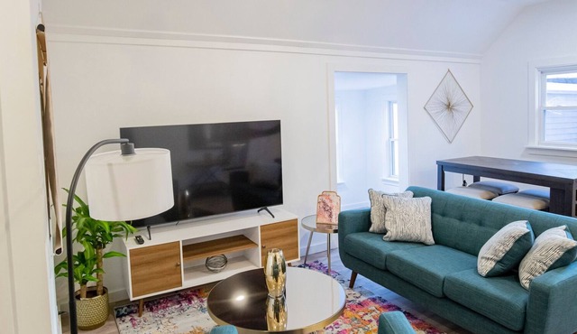 New Apt with Modern Style- 5 mins from St Mary’s, Central Maine Med, and Bates
