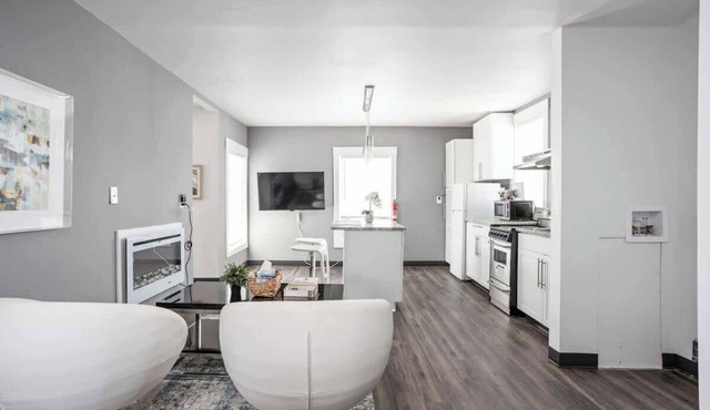 New Castle Getaway | Fireplace Prime Location