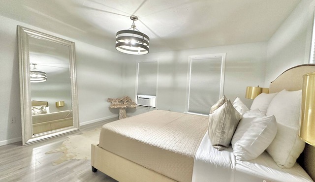 NEW Chic Home Close to Boston - WASHER DRYER & Parking