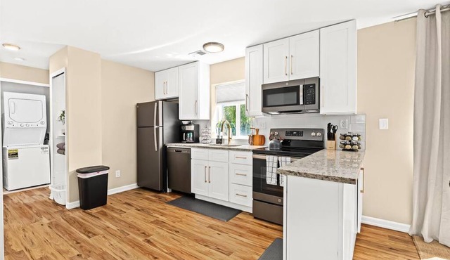 New! Comfy 1BR Upper Flat near Downtown Roseville