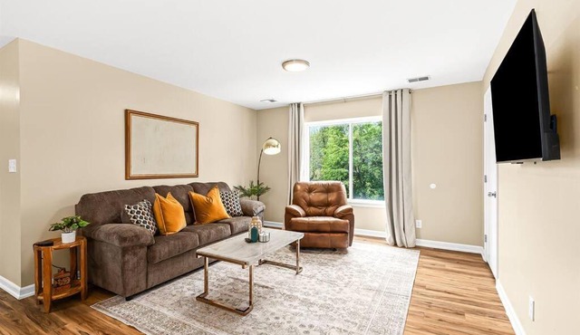New! Comfy 1BR Upper Flat near Downtown Roseville